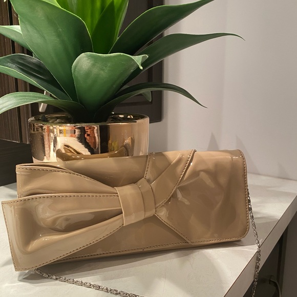 4 Clutch purses perfect for the season ! - Picture 2 of 5